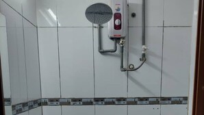 Un baño con ducha, inodoro y lavamanos.