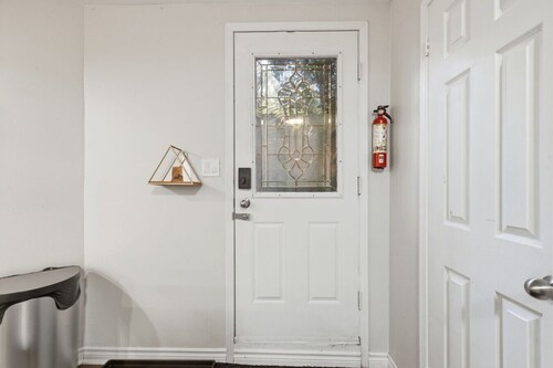 Cozy 1BR | Parking & WiFi | Close to all Amenities