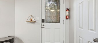 Cozy 1BR | Parking & WiFi | Close to all Amenities