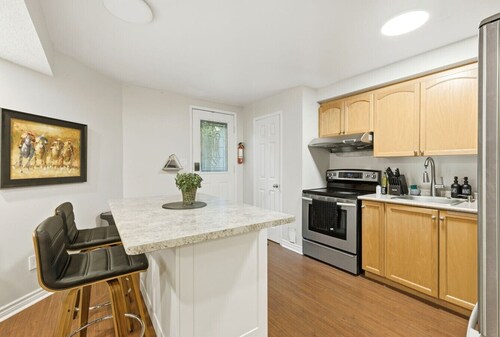 Cozy 1BR | Parking & WiFi | Close to all Amenities
