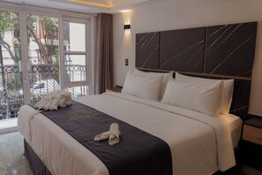 A hotel room with a large bed, a view through a sliding door, and a marble-patterned headboard. - Orchids Suite: Elegance, spaciousness, and privacy—an exceptional stay (Ciudad de México)