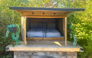 A wooden bed structure with a sloped roof, surrounded by greenery. - 3 bedroom stunning home in Eskebjerg (Eskebjerg)