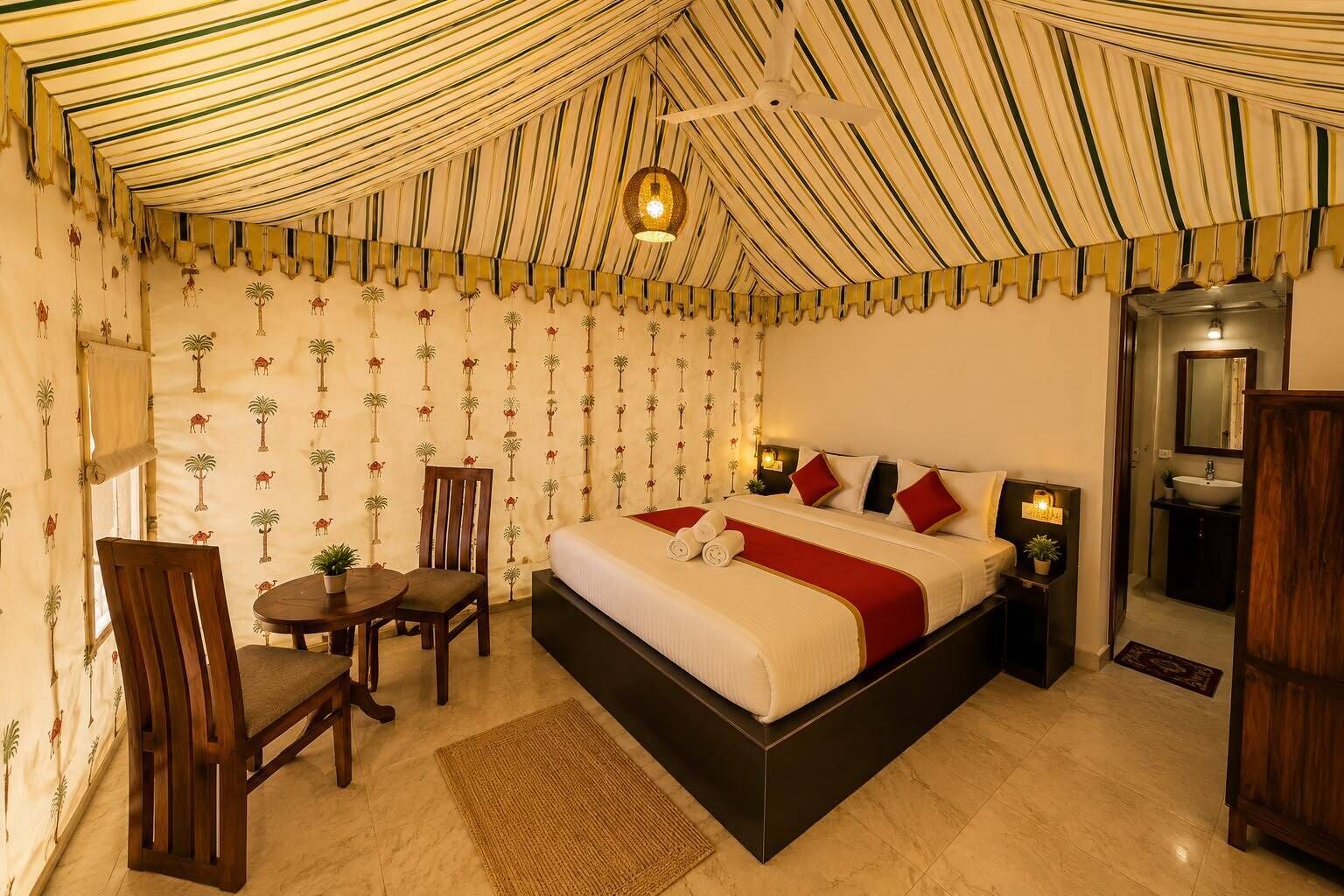 Quarto com cama, mesa, cadeiras e espelho.