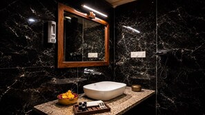 Phòng đôi Deluxe, máy điều hòa | Phòng tắm | Bồn tắm và buồng tắm vòi sen riêng, khăn tắm, xà phòng, dầu gội