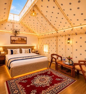 Phòng Suite Deluxe, máy điều hòa, quang cảnh sa mạc | Bàn, khu vực làm việc phù hợp cho laptop, bàn ủi/dụng cụ ủi quần áo