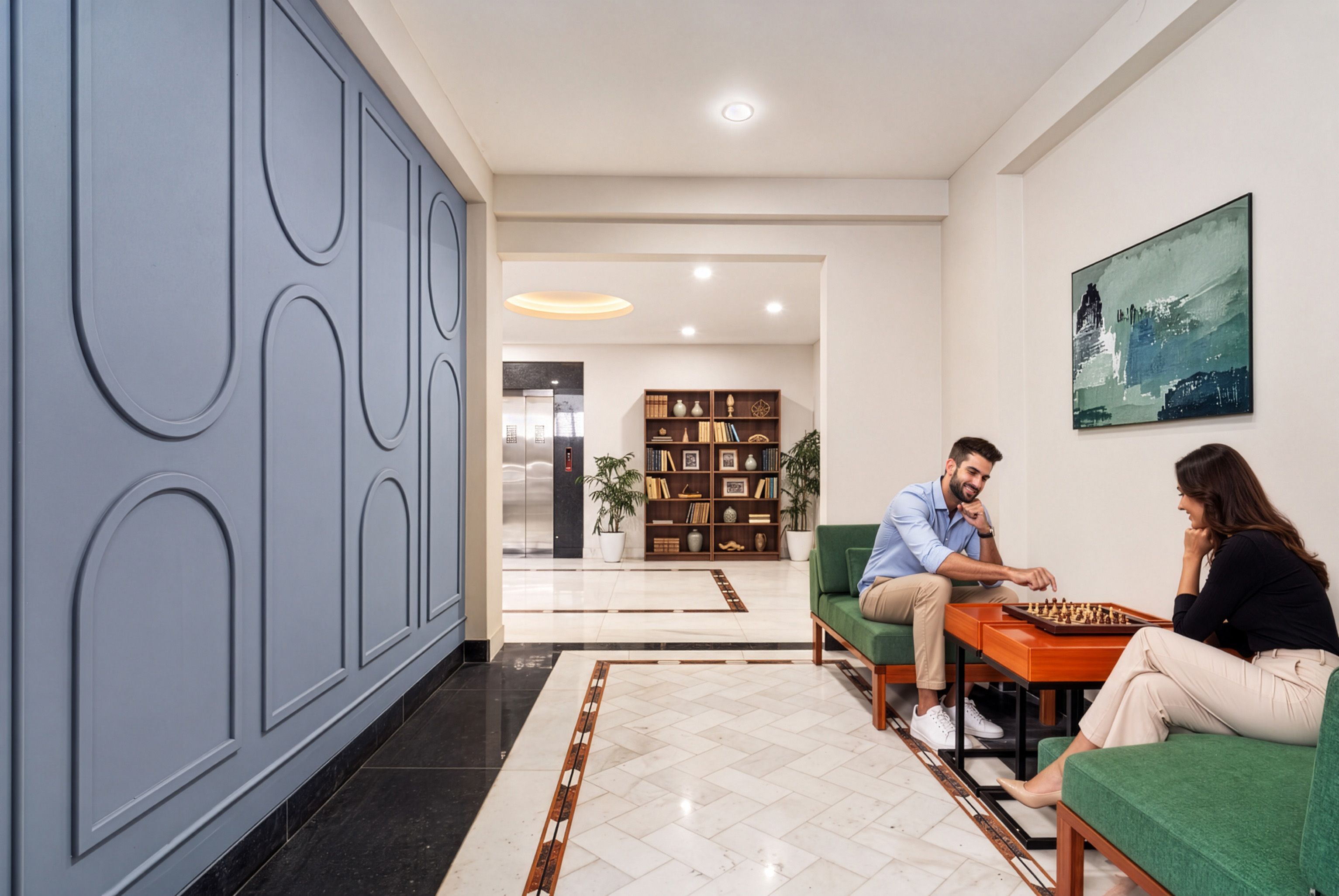 Ein modernes Wohnzimmer mit einem Schachbrett, einem grünen Sofa und einem Bücherregal.