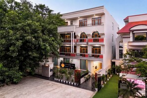 A multi-story building with a sign for 'Country Inn Smart Stays.' - Country Inn Smart Stays Gurgaon (Gurugram)