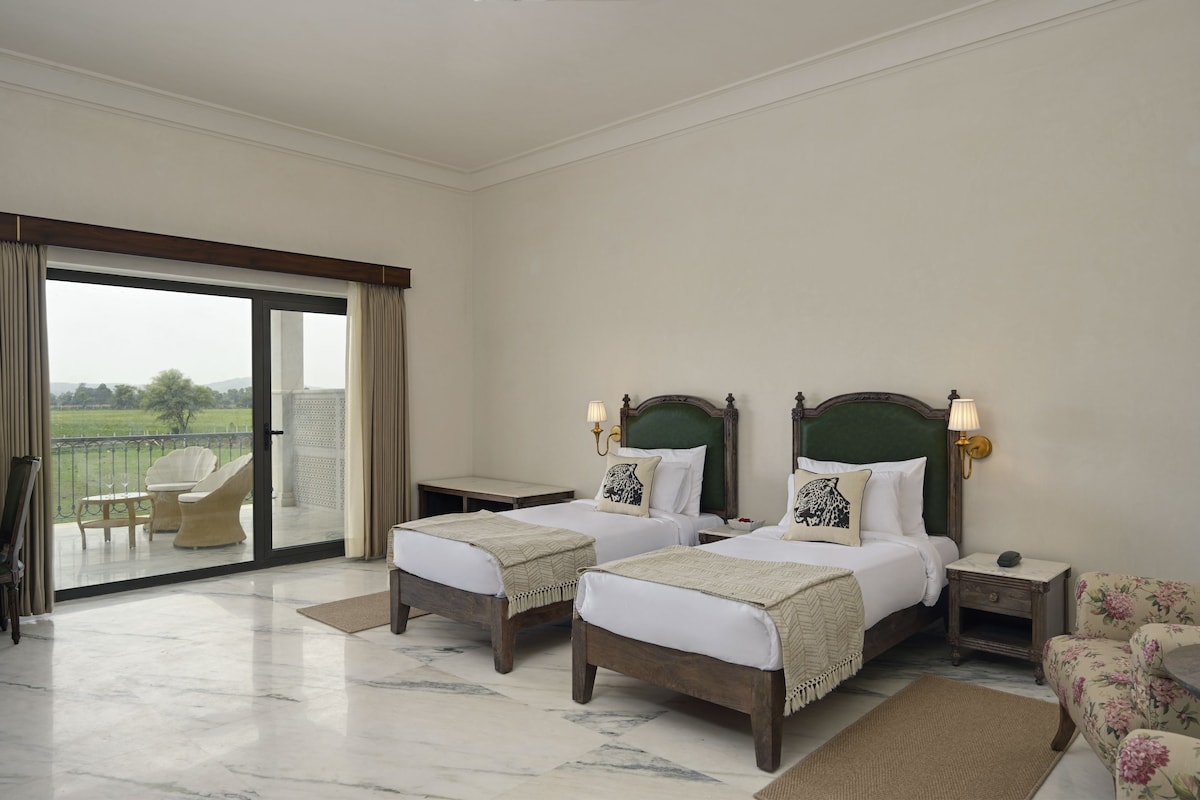 Deluxe Twin Room | Desk, iron/ironing board, WiFi (free), bed sheets