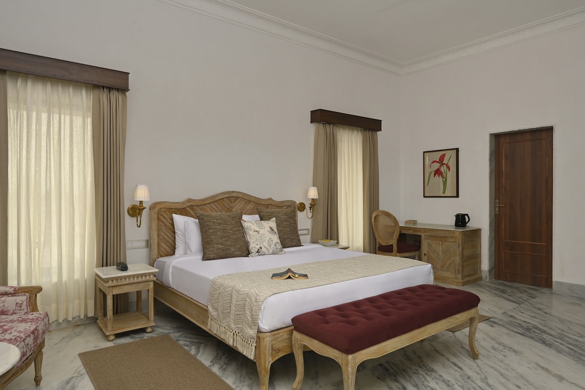 Deluxe Double Room | Desk, iron/ironing board, WiFi (free), bed sheets