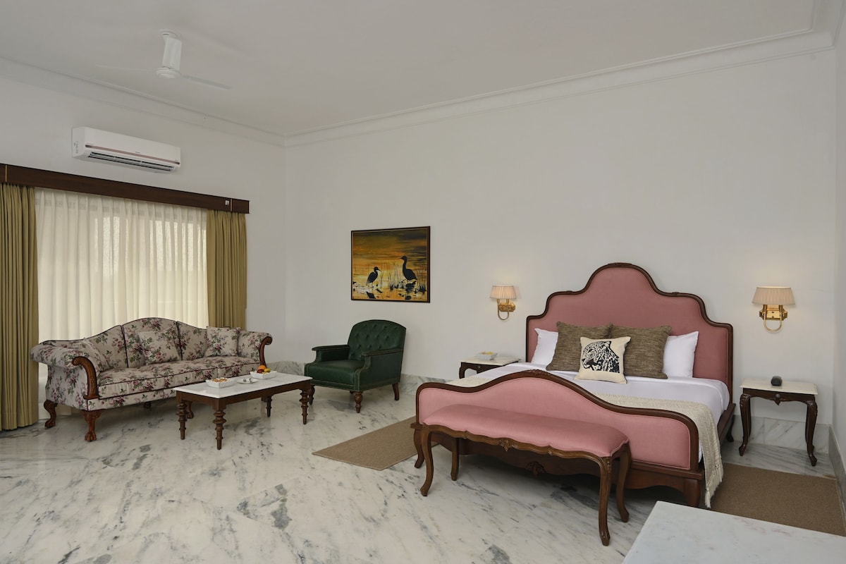 Classic Suite | Desk, iron/ironing board, WiFi (free), bed sheets