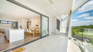 Ein modernes Interieur mit Essbereich, Küche und einem Balkon mit Blick.