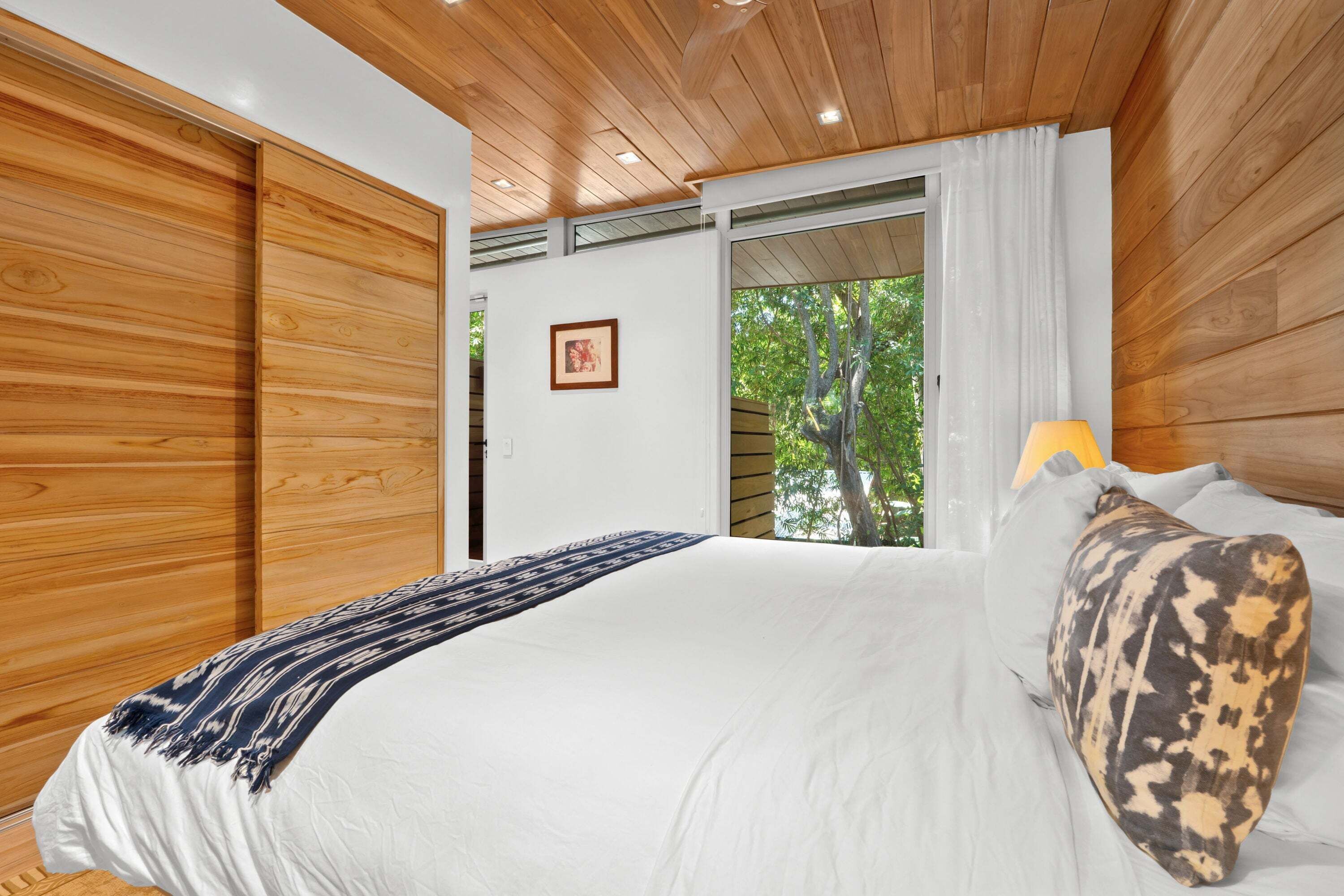 5 bedrooms, desk, WiFi (free), bed sheets