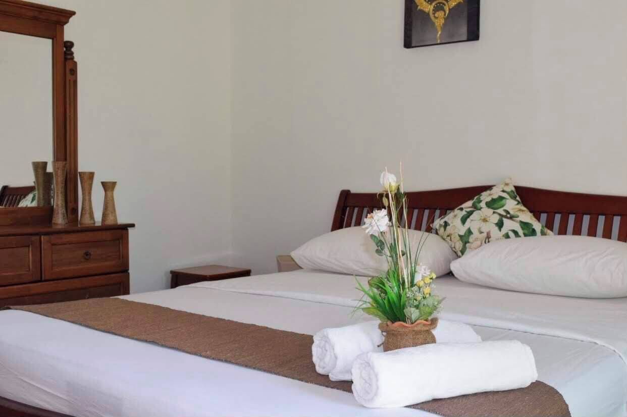 8 bedrooms, iron/ironing board, internet, bed sheets