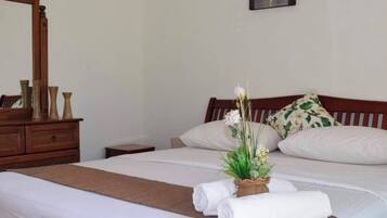 8 bedrooms, iron/ironing board, internet, bed sheets