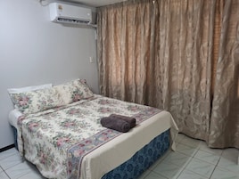Escritorio y espacio para trabajar con un portátil