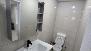 Habitación doble Confort, vista al jardín | Baño