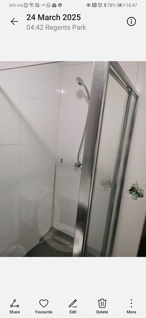 Bathroom - Room- Cozy Guest Room in Regents Park (Regents Park)