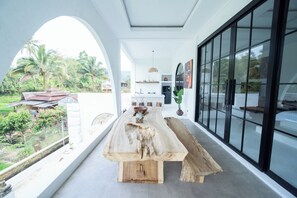 Deluxe villa, balkon | Buiten dineren