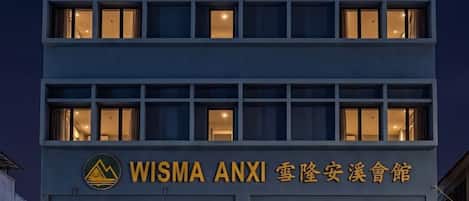 Un hotel de varios pisos con un letrero llamativo que dice '7 DAYS PREMIUM HOTEL'.