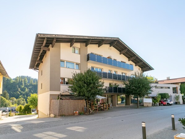 A multi-story building with a flat roof and balconies. - Two penthouse apartments in the center. (Hopfgarten im Brixental)
