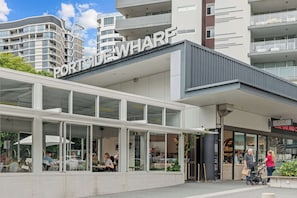 En modern byggnad med en skylt som visar texten ”PORTSDEWARF”.