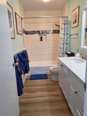 Un bagno con vasca, water e lavabo.