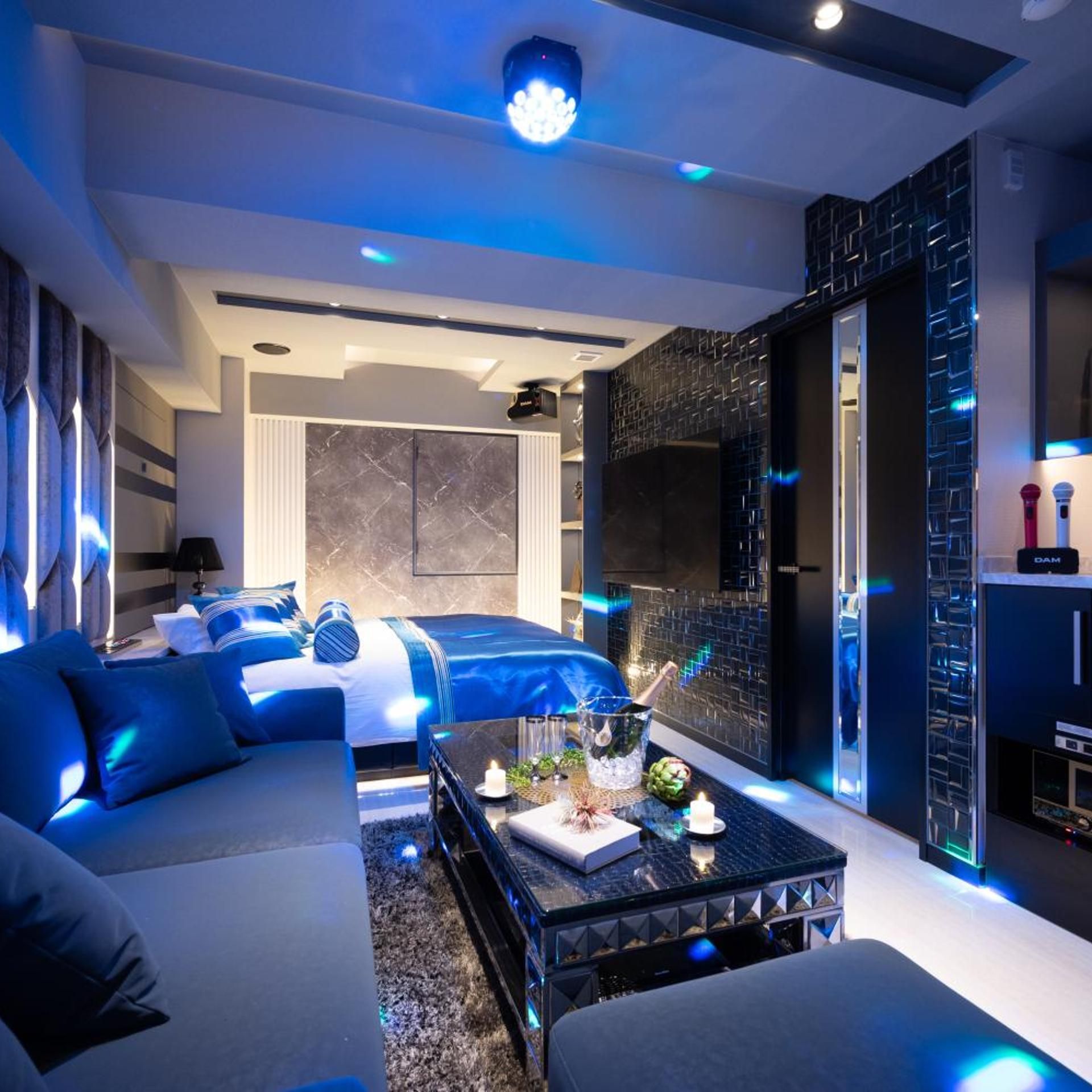 Een moderne slaapkamer met een bed, een bank en een salontafel.