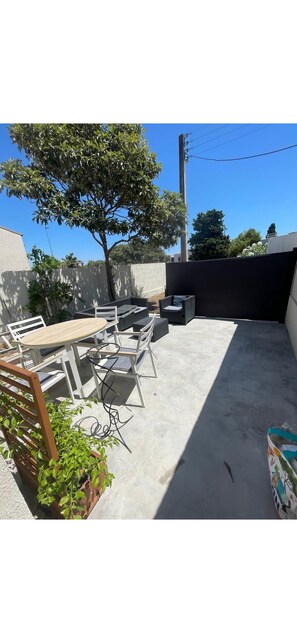 Outdoor dining - Vrbo Property (Berre-l'Étang)