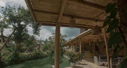 Roaming Retreat Hostel & villa