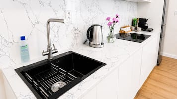 Wasserkocher mit Kaffee-/Teezubehör, Kühlschrank, Mikrowelle