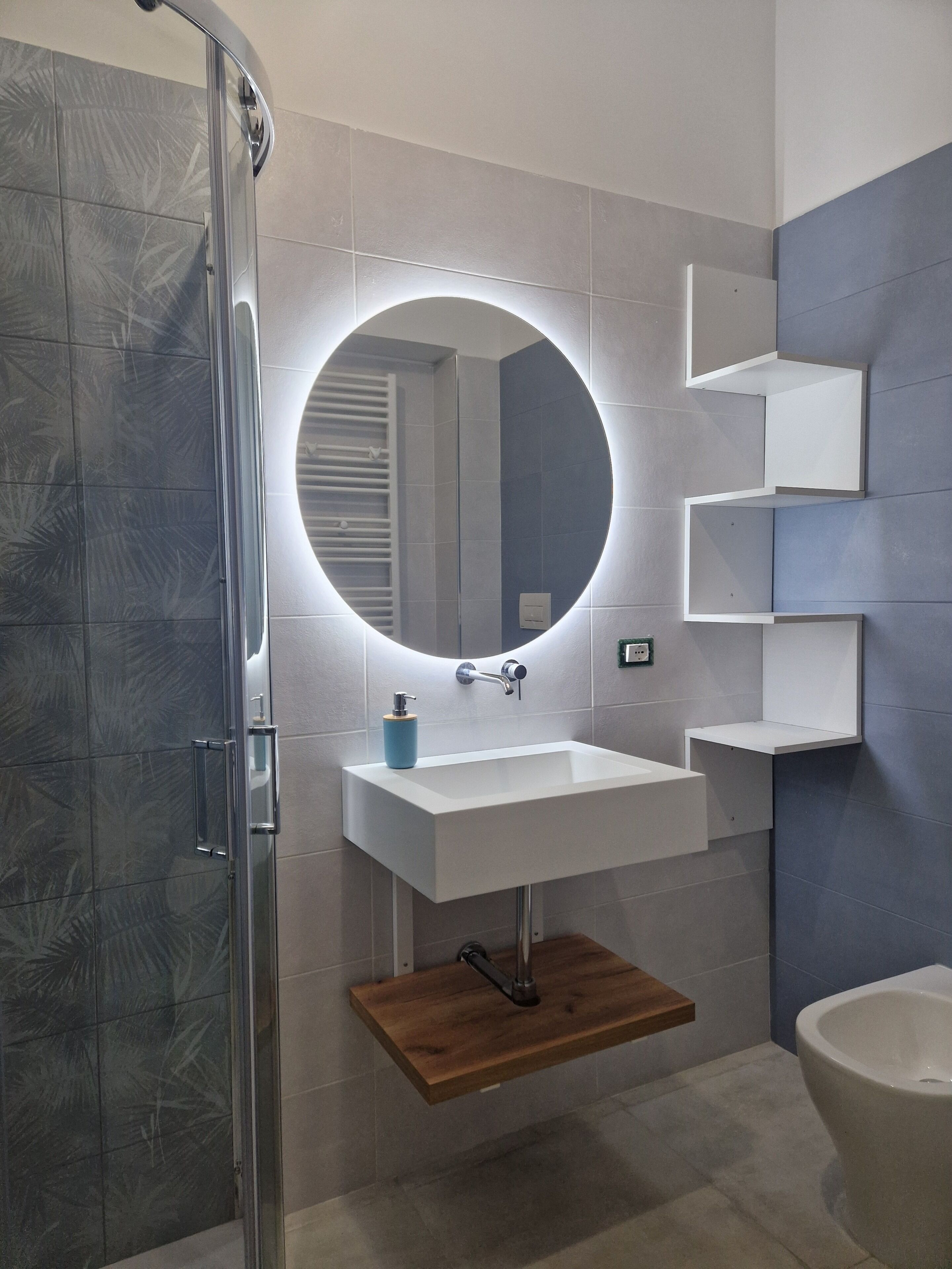 Comfort tweepersoonskamer, kitchenette | Badkamer | Een douche, een haardroger, handdoeken, zeep