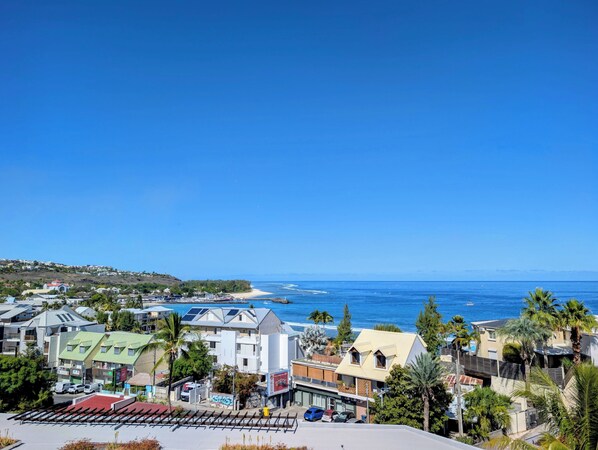 Un pueblo costero con edificios, una playa y el océano.