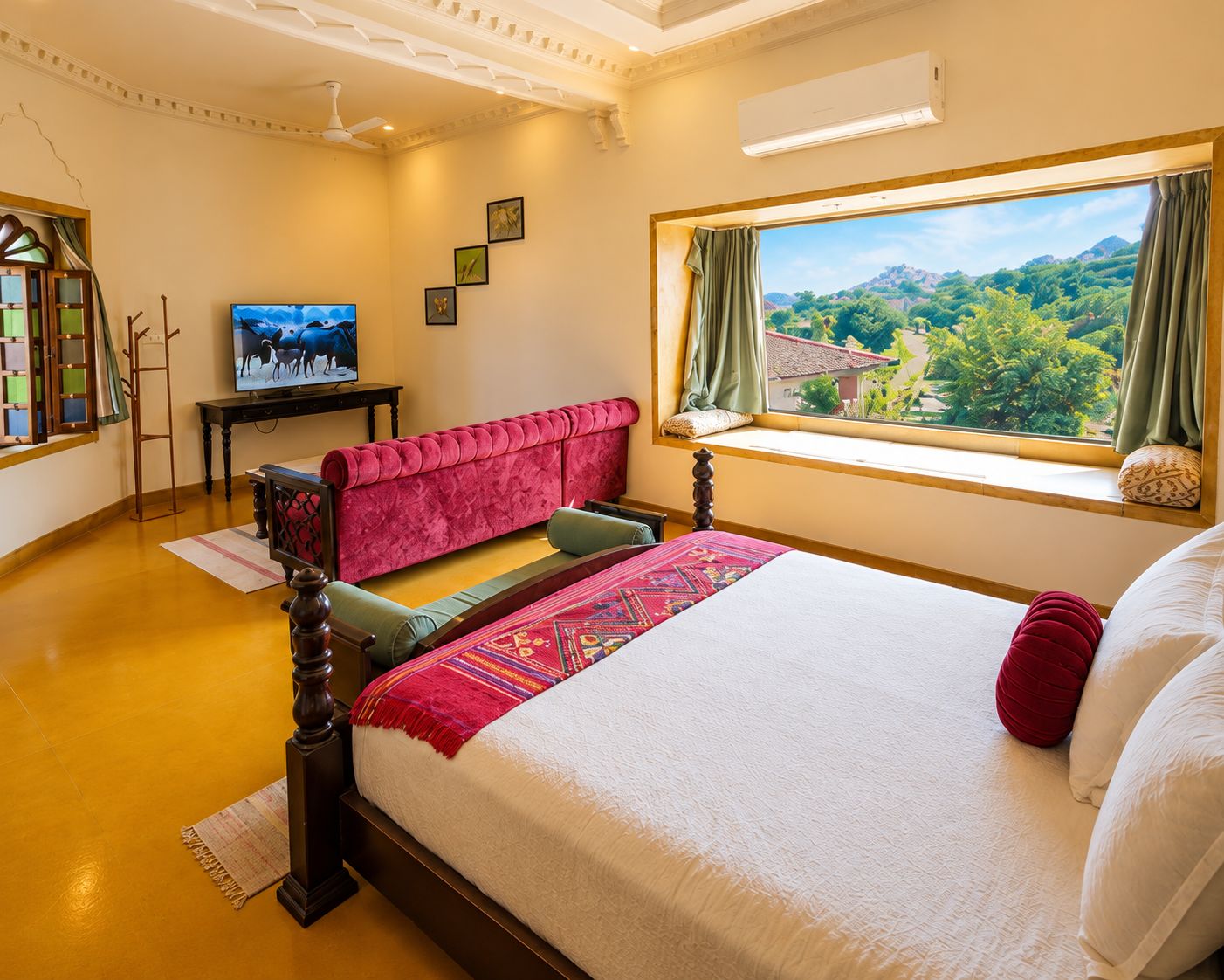 Una habitación de hotel con cama, ventana con vistas, televisor y escritorio.