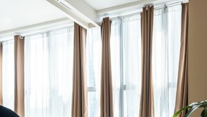 Een hotelkamer met een bed, een handdoeksculptuur en een plant.
