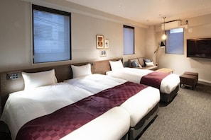 A hotel room with two beds, a flat-screen TV, a desk, and a lamp. - ALPHABED INN Otaru Ekimae (Otaru-shi)