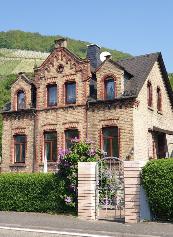 Ein großes Backsteingebäude mit vielen Fenstern und einem markanten Schornstein.
