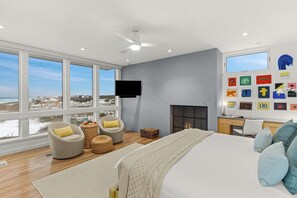 Une chambre moderne avec un grand lit, un bureau et un téléviseur.