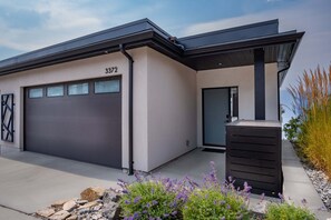 Una casa moderna de dos pisos amb garatge, el número 3372, i un vestíbul cobert.