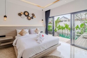 Een moderne slaapkamer met een groot bed, uitzicht op een zwembad en een balkon met planten.