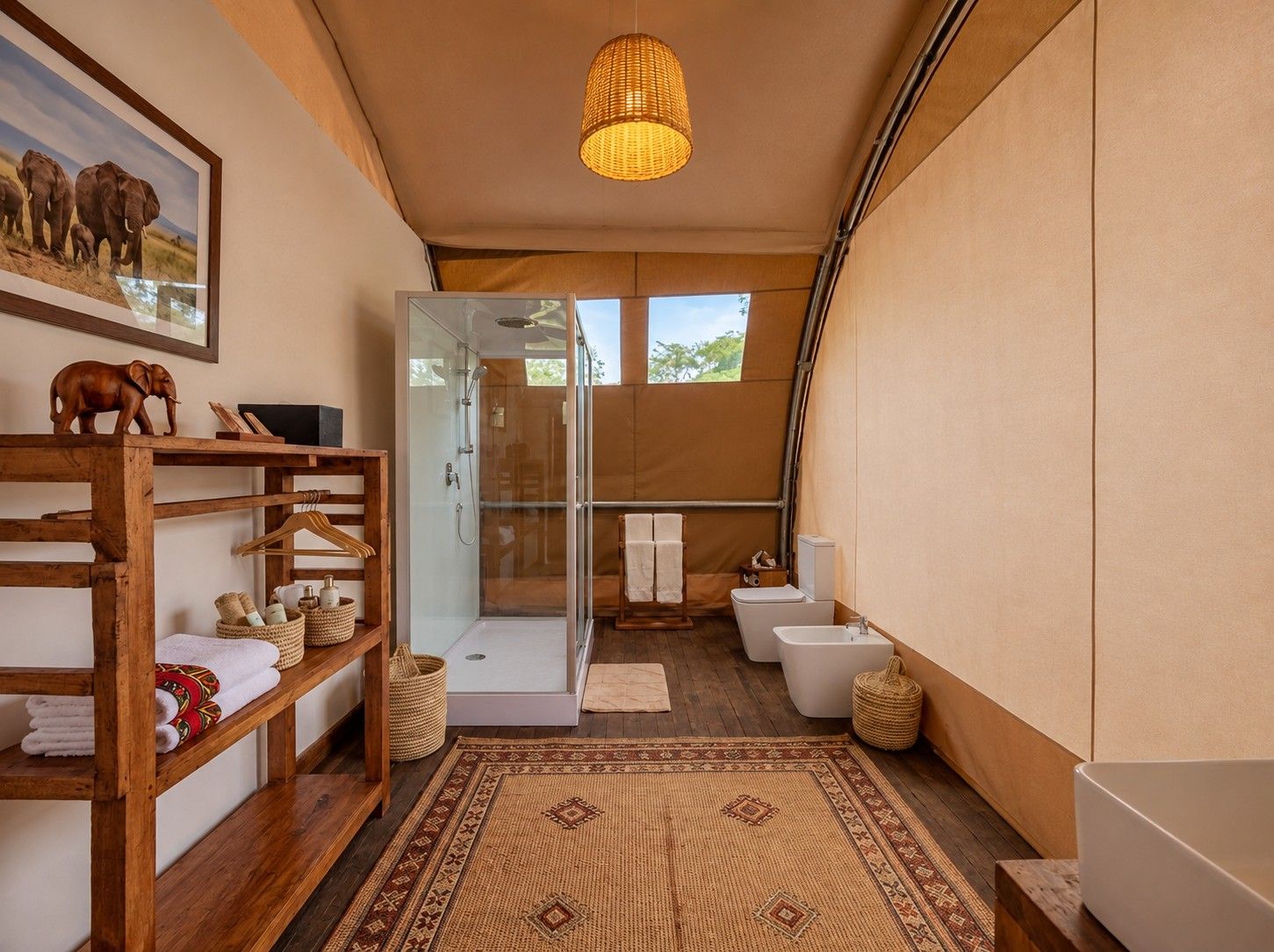 Une salle de bain sur le thème du safari, avec une douche en verre, une étagère en bois où sont posées des serviettes et un tapis tissé.