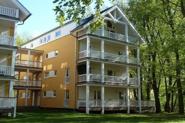 A multi-story building with balconies and a flat roof. - Apartment 4.3 – Holiday apartment in Graal-Müritz (Graal-Müritz)