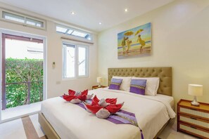 Ein Hotelzimmer mit einem großen Bett, einem Gemälde an der Wand und einem Balkon mit Blick.