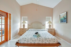 Una camera da letto con un letto, due comodini, una finestra e una porta.