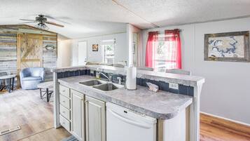 Coffee/tea maker, fridge, microwave, stovetop