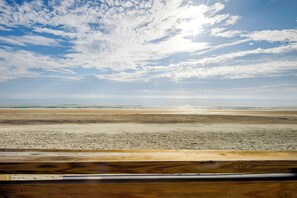 Ein Strand mit einer Holzkonstruktion im Vordergrund.