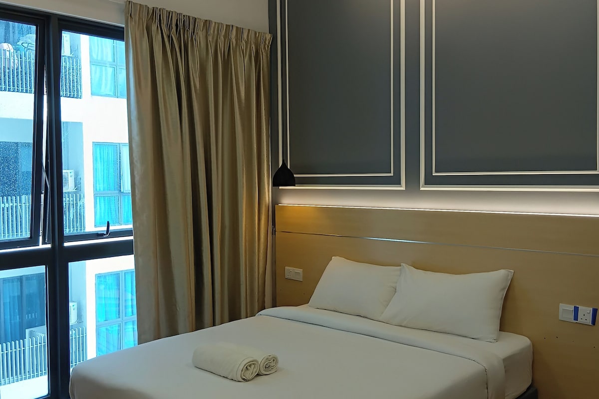 Ein Hotelzimmer mit einem großen Bett, einem fenster mit Vorhängen und Blick ins Freie.