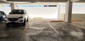Eine Parkgarage mit einem weißen SUV, das in einem Stellplatz steht.