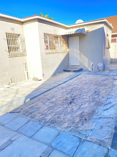 Accessible 1-Bedroom Apartment in Cape Town with Jacuzzi