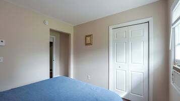 3 bedrooms, desk, iron/ironing board, internet