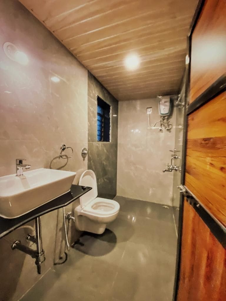 Un baño con lavamanos, inodoro y ducha.